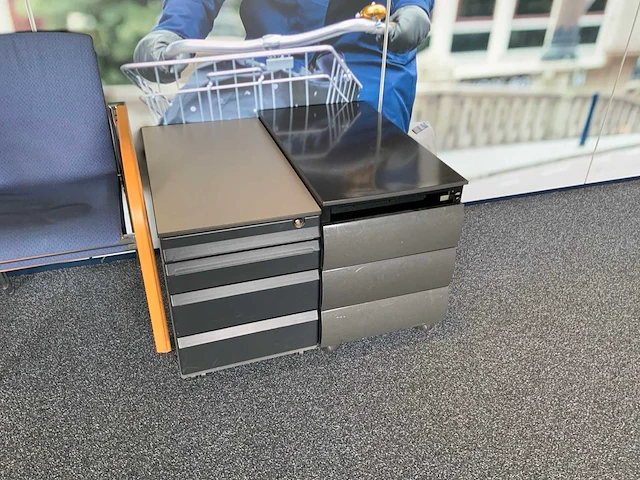 Tafel met stoelen - afbeelding 9 van  10