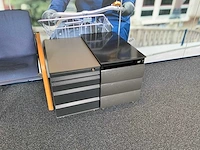 Tafel met stoelen - afbeelding 9 van  10