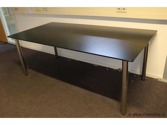 Tafel v.v. zwart tafelblad en verchroomde tafelpoten - afbeelding 1 van  5