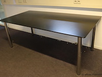 Tafel v.v. zwart tafelblad en verchroomde tafelpoten