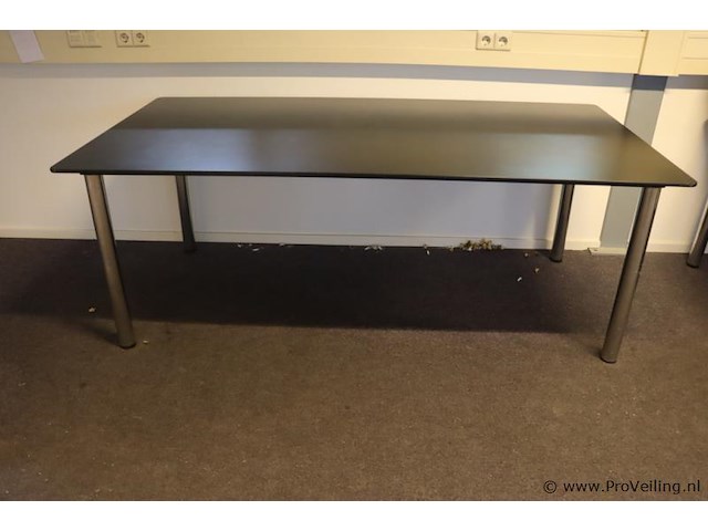Tafel v.v. zwart tafelblad en verchroomde tafelpoten - afbeelding 2 van  5