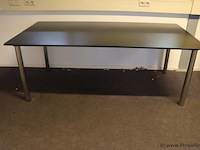 Tafel v.v. zwart tafelblad en verchroomde tafelpoten - afbeelding 2 van  5