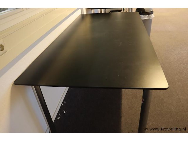 Tafel v.v. zwart tafelblad en verchroomde tafelpoten - afbeelding 3 van  5