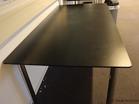 Tafel v.v. zwart tafelblad en verchroomde tafelpoten - afbeelding 3 van  5