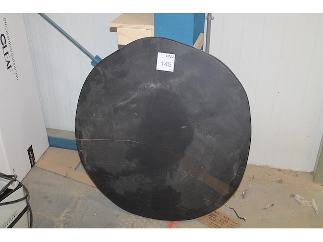 Tafelblad uit een schijf boomhout met doorsnede circa 83 cm en dikte 35 mm. let op! krimpscheur in blad. - afbeelding 1 van  2