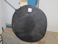 Tafelblad uit een schijf boomhout met doorsnede circa 83 cm en dikte 35 mm. let op! krimpscheur in blad. - afbeelding 1 van  2