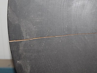 Tafelblad uit een schijf boomhout met doorsnede circa 83 cm en dikte 35 mm. let op! krimpscheur in blad. - afbeelding 2 van  2