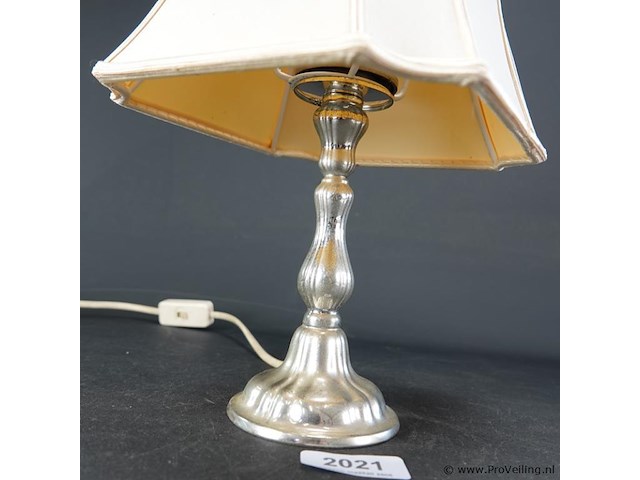 Tafellamp op verzilverde voet - afbeelding 3 van  5