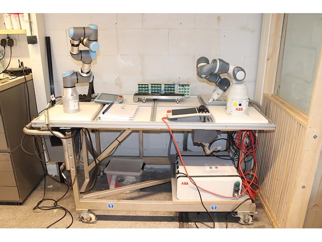 Tafelrobot universal robots ur3e serie met basic gripper unit hand-e (hnd-grp-001), regelkast en programmee... - afbeelding 1 van  12