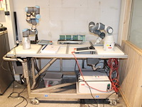 Tafelrobot universal robots ur3e serie met basic gripper unit hand-e (hnd-grp-001), regelkast en programmee...