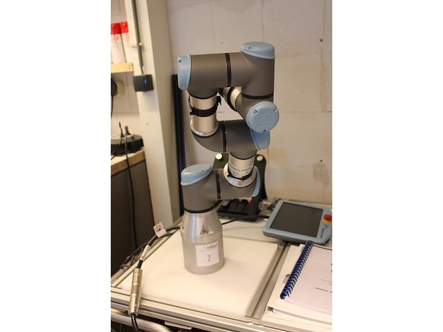 Tafelrobot universal robots ur3e serie met basic gripper unit hand-e (hnd-grp-001), regelkast en programmee... - afbeelding 6 van  12