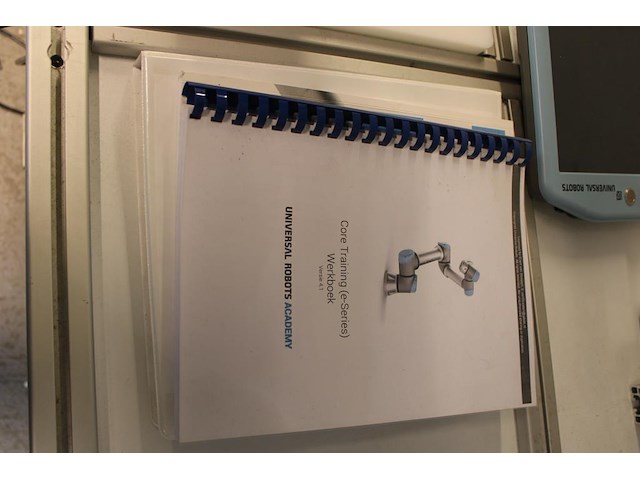 Tafelrobot universal robots ur3e serie met basic gripper unit hand-e (hnd-grp-001), regelkast en programmee... - afbeelding 8 van  12