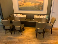 Tafels met stoelen en bank