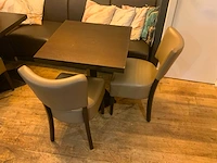 Tafels met stoelen en bank - afbeelding 2 van  5