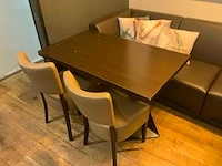 Tafels met stoelen en bank - afbeelding 3 van  5