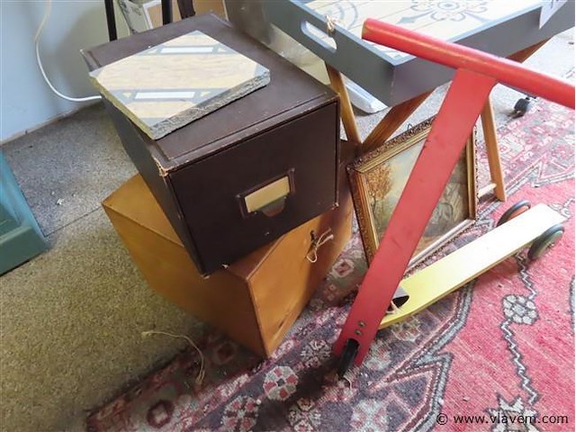 Tafeltje, step, kistje enz…. - afbeelding 2 van  3