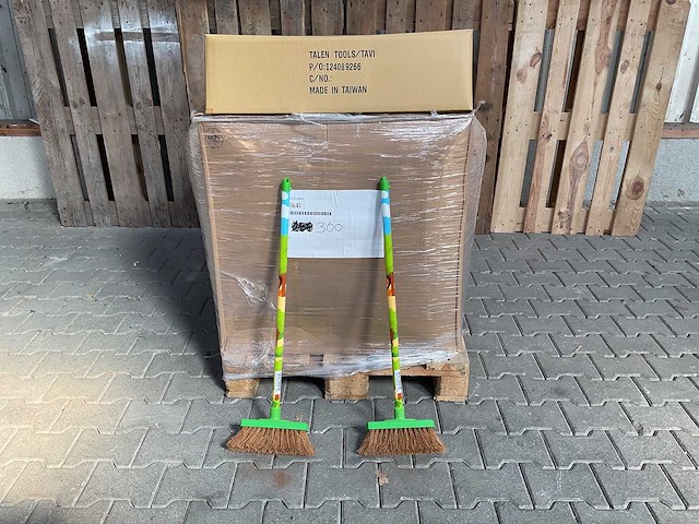 Talen tools - kinderbezems groen - (300x) - afbeelding 2 van  3