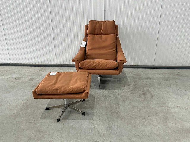 Tan putty lounge chair met ottoman - afbeelding 1 van  6