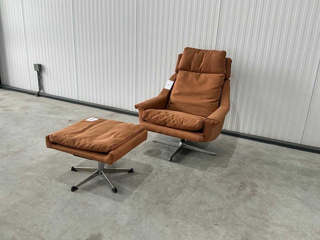 Tan putty lounge chair met ottoman - afbeelding 2 van  6