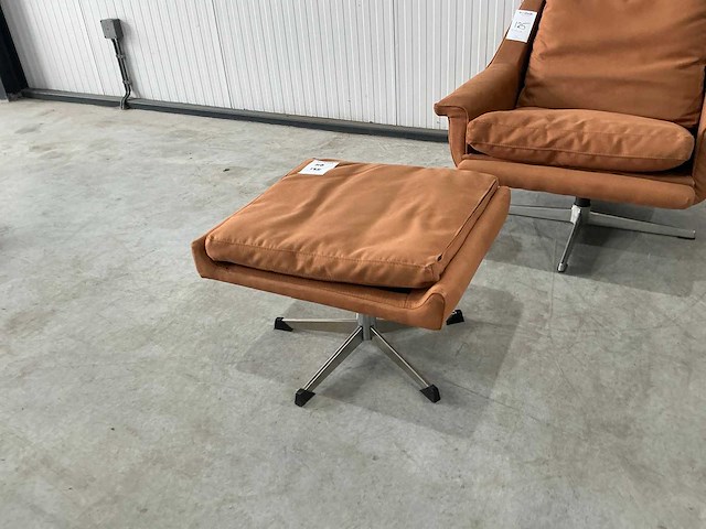 Tan putty lounge chair met ottoman - afbeelding 3 van  6