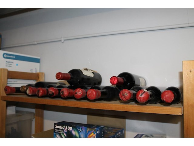 Tandarts disposables w.o. handschoenen, mondkapjes, tandenborstels en operatieschorten op 6 schappen. - afbeelding 7 van  10