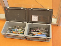 Tandarts gereedschappen in twee kunststof kratjes w.o. haken en pincetten - afbeelding 1 van  3