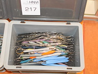 Tandarts gereedschappen in twee kunststof kratjes w.o. haken en pincetten - afbeelding 2 van  3