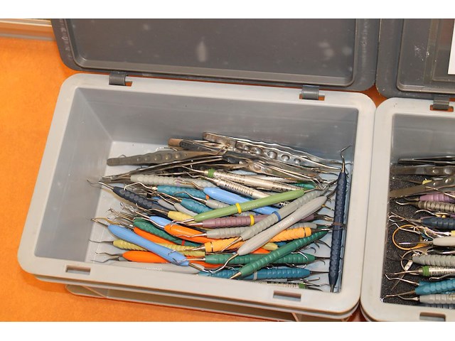 Tandarts gereedschappen in twee kunststof kratjes w.o. haken en pincetten - afbeelding 3 van  3