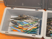 Tandarts gereedschappen in twee kunststof kratjes w.o. haken en pincetten - afbeelding 3 van  3