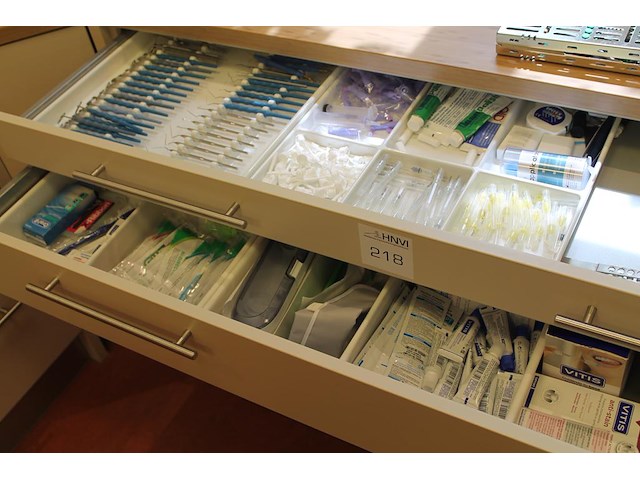 Tandarts gereedschappen w.o. haken, spiegels en verzorgingsproducten, etc. in 2 laden. - afbeelding 1 van  7