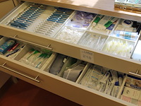 Tandarts gereedschappen w.o. haken, spiegels en verzorgingsproducten, etc. in 2 laden. - afbeelding 1 van  7