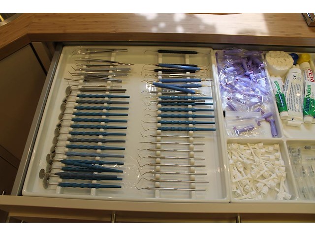 Tandarts gereedschappen w.o. haken, spiegels en verzorgingsproducten, etc. in 2 laden. - afbeelding 2 van  7