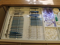 Tandarts gereedschappen w.o. haken, spiegels en verzorgingsproducten, etc. in 2 laden. - afbeelding 2 van  7