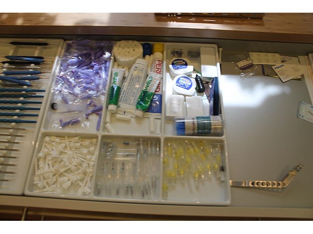 Tandarts gereedschappen w.o. haken, spiegels en verzorgingsproducten, etc. in 2 laden. - afbeelding 3 van  7