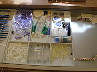 Tandarts gereedschappen w.o. haken, spiegels en verzorgingsproducten, etc. in 2 laden. - afbeelding 3 van  7