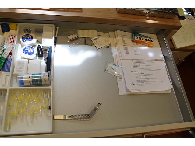 Tandarts gereedschappen w.o. haken, spiegels en verzorgingsproducten, etc. in 2 laden. - afbeelding 4 van  7