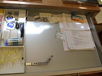 Tandarts gereedschappen w.o. haken, spiegels en verzorgingsproducten, etc. in 2 laden. - afbeelding 4 van  7