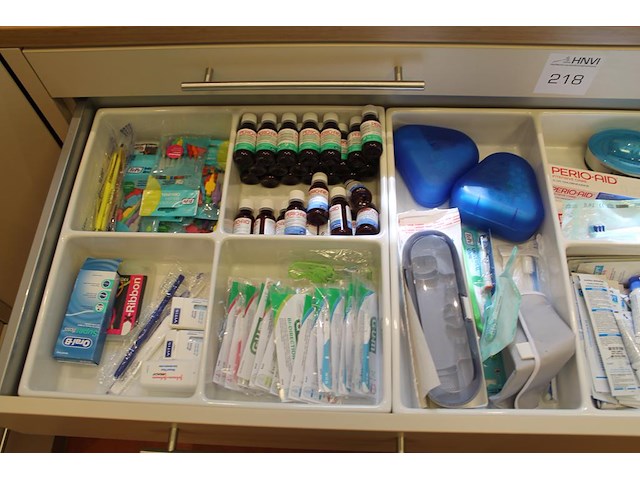 Tandarts gereedschappen w.o. haken, spiegels en verzorgingsproducten, etc. in 2 laden. - afbeelding 5 van  7