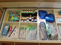 Tandarts gereedschappen w.o. haken, spiegels en verzorgingsproducten, etc. in 2 laden. - afbeelding 5 van  7