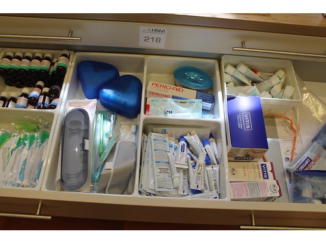 Tandarts gereedschappen w.o. haken, spiegels en verzorgingsproducten, etc. in 2 laden. - afbeelding 6 van  7