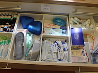 Tandarts gereedschappen w.o. haken, spiegels en verzorgingsproducten, etc. in 2 laden. - afbeelding 6 van  7