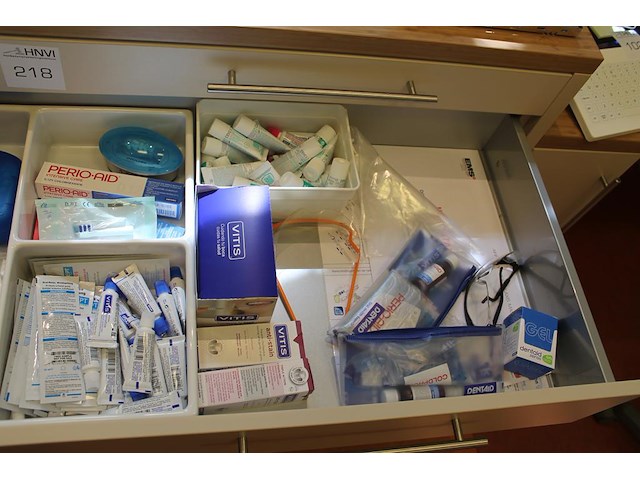 Tandarts gereedschappen w.o. haken, spiegels en verzorgingsproducten, etc. in 2 laden. - afbeelding 7 van  7