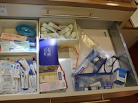 Tandarts gereedschappen w.o. haken, spiegels en verzorgingsproducten, etc. in 2 laden. - afbeelding 7 van  7
