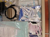 Tandarts gerelateerde artikelen w.o. zoutoplossing, gereedschappen, tandpasta, spiegels en infuusslangen. - afbeelding 2 van  4