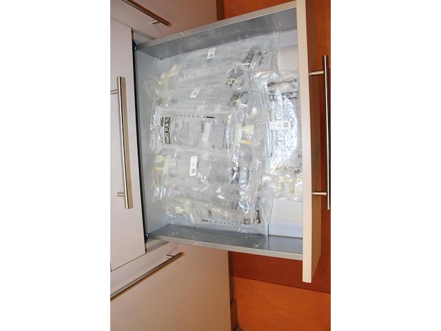 Tandarts gerelateerde artikelen w.o. zoutoplossing, gereedschappen, tandpasta, spiegels en infuusslangen. - afbeelding 3 van  4
