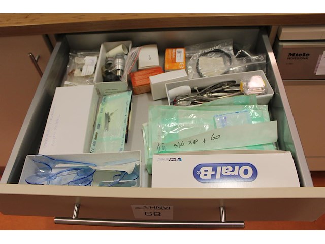 Tandartsgereedschappen w.o. tandsteen haken, beitels, injectoren, bek opentrekkers, tangen, scharen, etc. i... - afbeelding 1 van  5