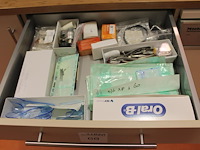 Tandartsgereedschappen w.o. tandsteen haken, beitels, injectoren, bek opentrekkers, tangen, scharen, etc. i... - afbeelding 1 van  5