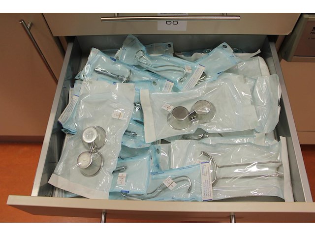Tandartsgereedschappen w.o. tandsteen haken, beitels, injectoren, bek opentrekkers, tangen, scharen, etc. i... - afbeelding 2 van  5