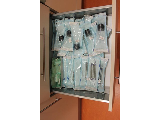 Tandartsgereedschappen w.o. tandsteen haken, beitels, injectoren, bek opentrekkers, tangen, scharen, etc. i... - afbeelding 3 van  5