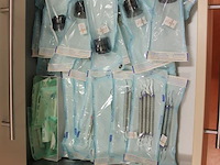 Tandartsgereedschappen w.o. tandsteen haken, beitels, injectoren, bek opentrekkers, tangen, scharen, etc. i... - afbeelding 3 van  5